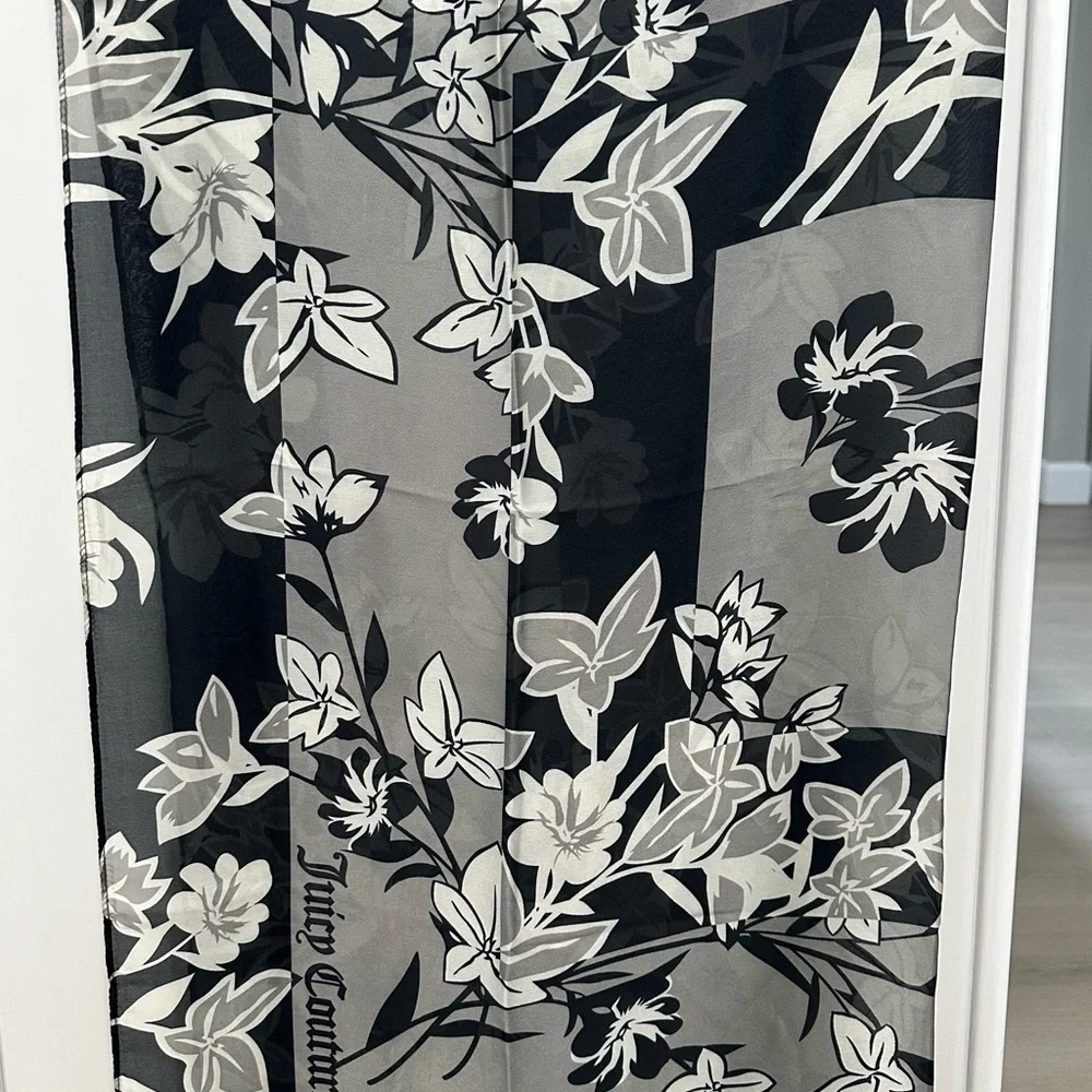 JUICY COUTURE Lily Floral Square NWT Scarf in Black/Grey White 36